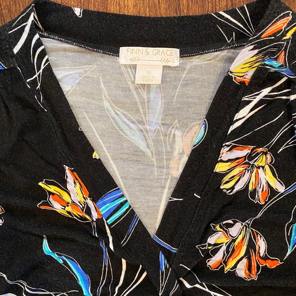 ♦️2/$20 Floral faux-wrap blouse - Picture 5 of 9